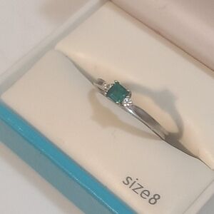 Size 8 white gold emerald ring